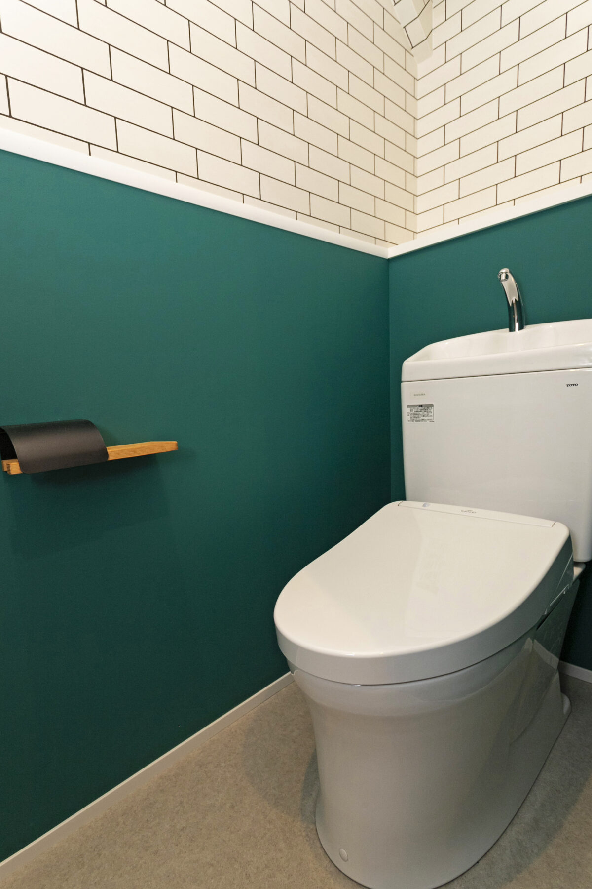 >明るい色味の壁紙でトイレも明るい雰囲気に。 写真