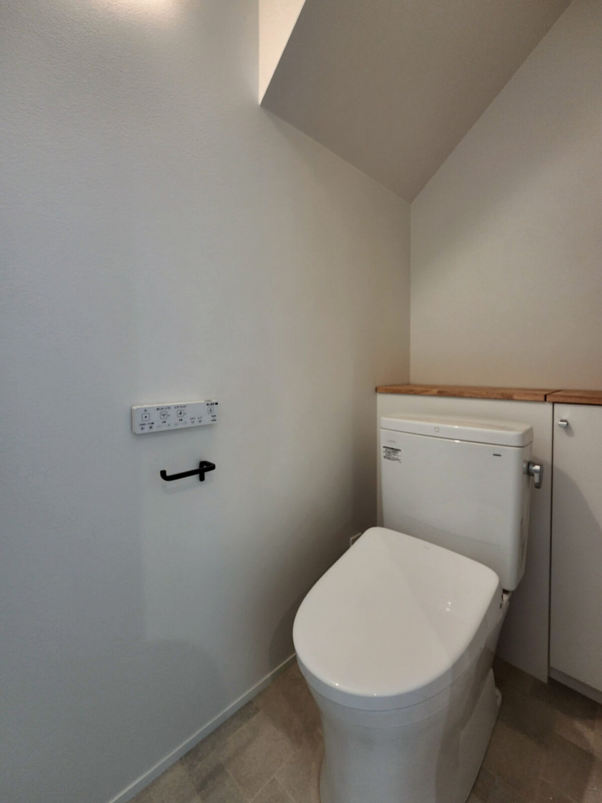 >背面は造作の収納家具 写真