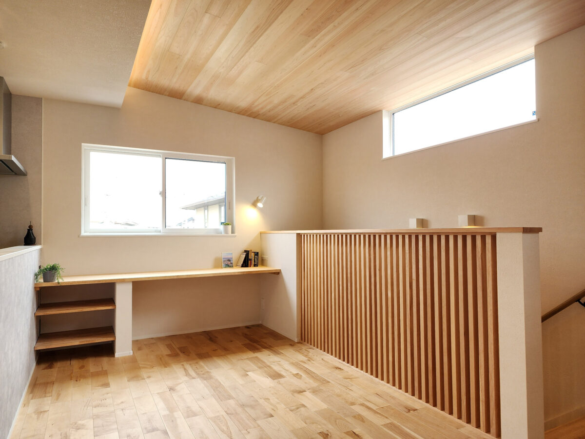 >天然木に囲まれた心落ち着くダイニングスペース　写真