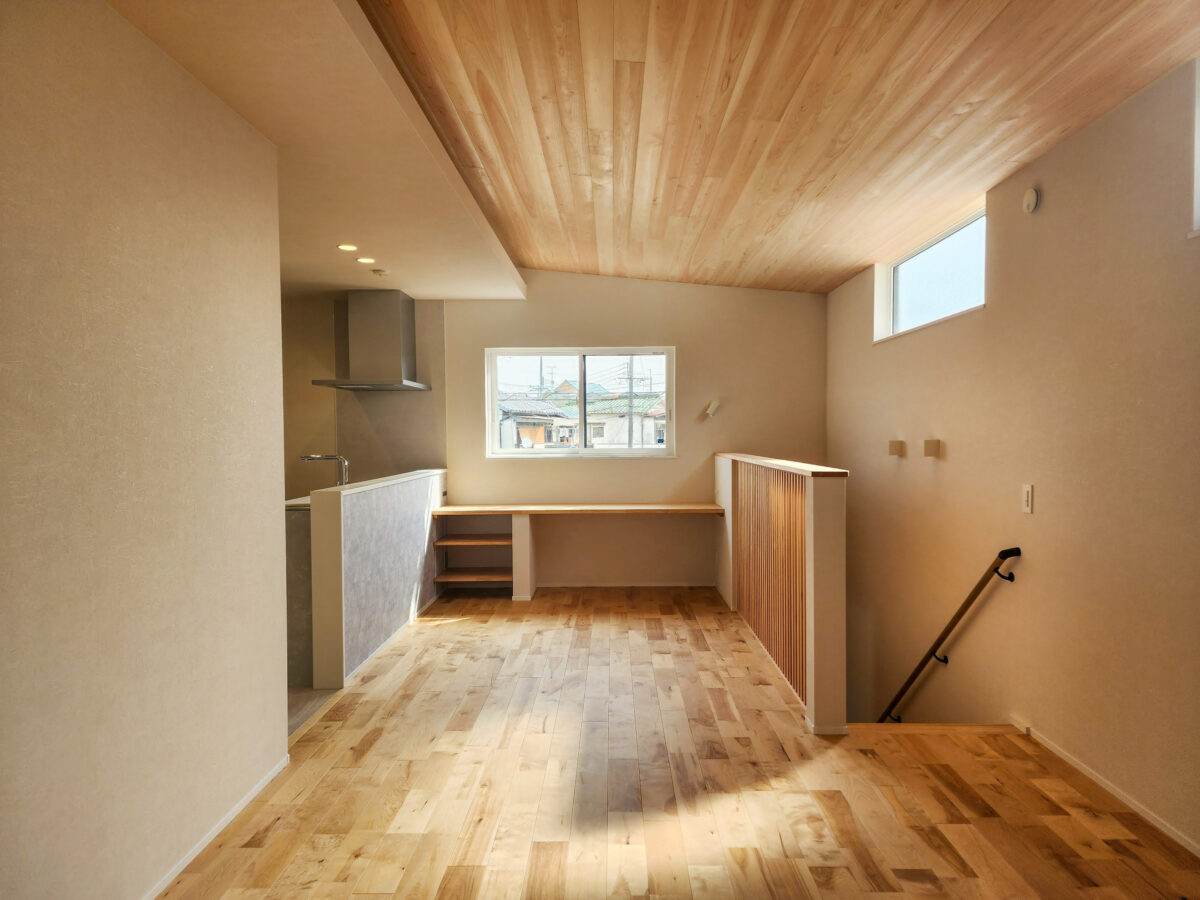 >陽光が差し込む明るいLDK　写真