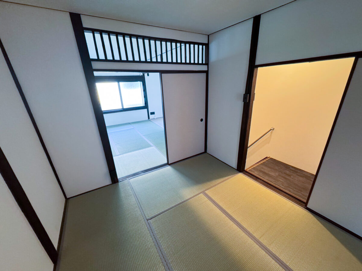>いつ抜けてもおかしくない、という床を補強し、畳も新しくしました。 写真