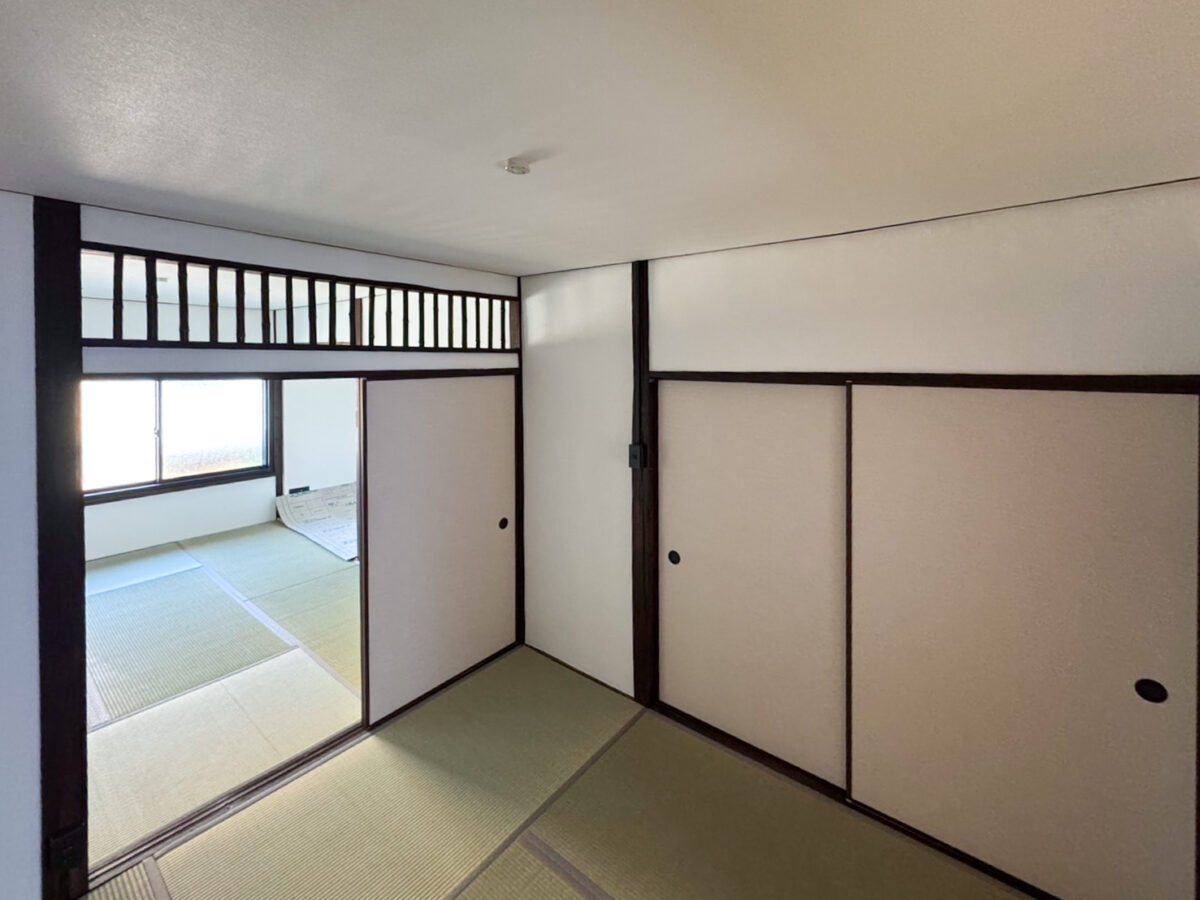 >欄間には黒竹をあしらい、木部は塗装で色を合わせました。 写真