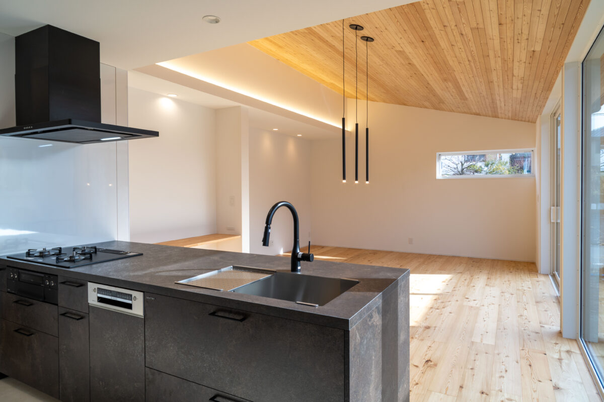 >間接照明が勾配天井を優しく照らす　写真