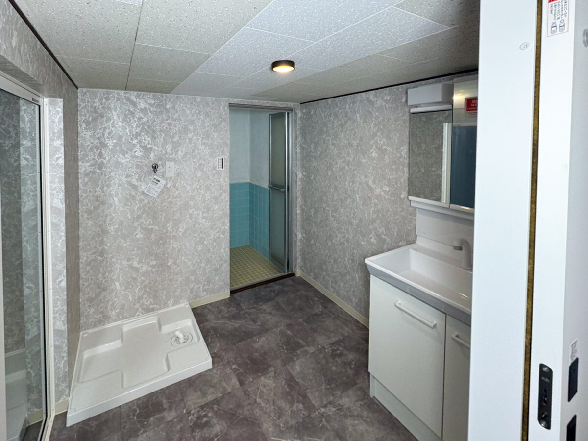 >天井・お風呂は既存利用。木製サッシは今どきのサッシに入替ました。　写真