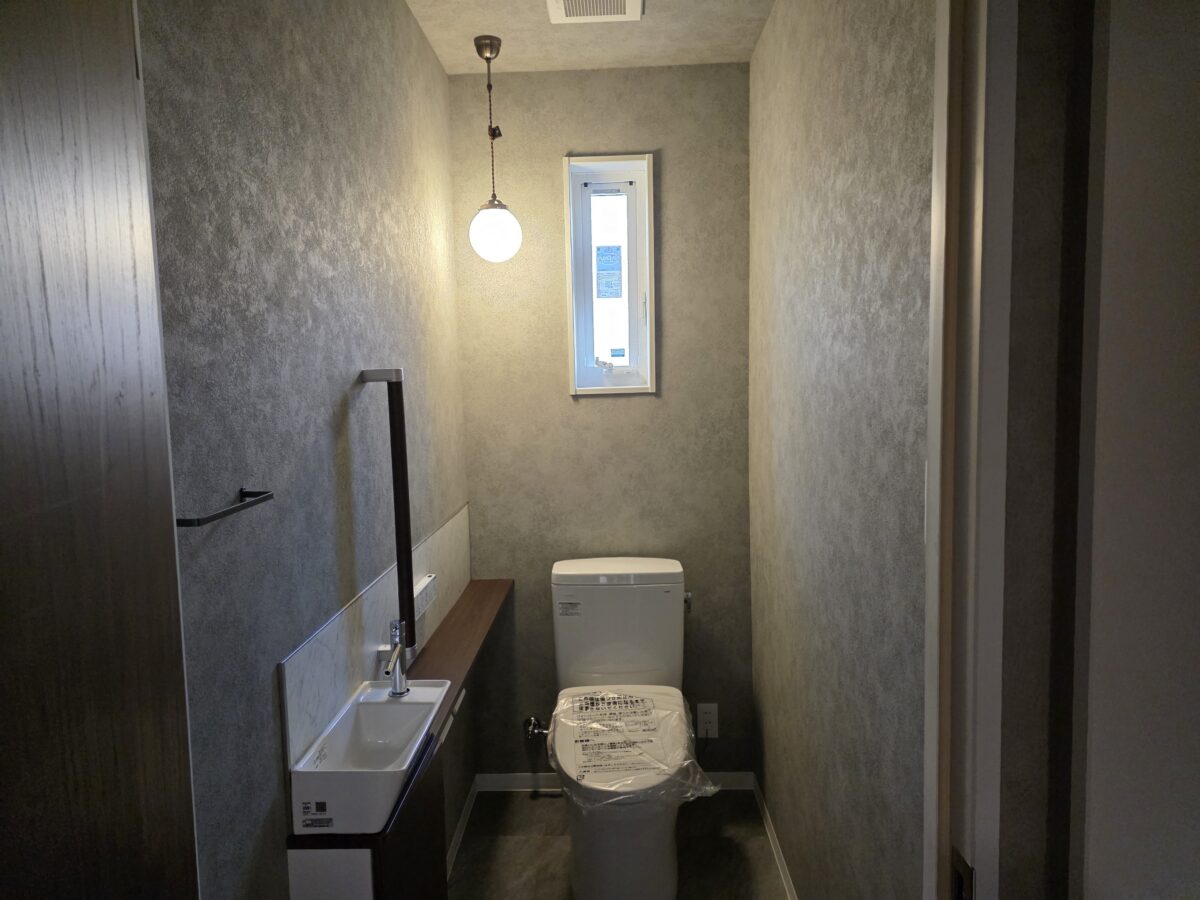 >グレーを基調とした落ち着いたトイレ空間。　写真