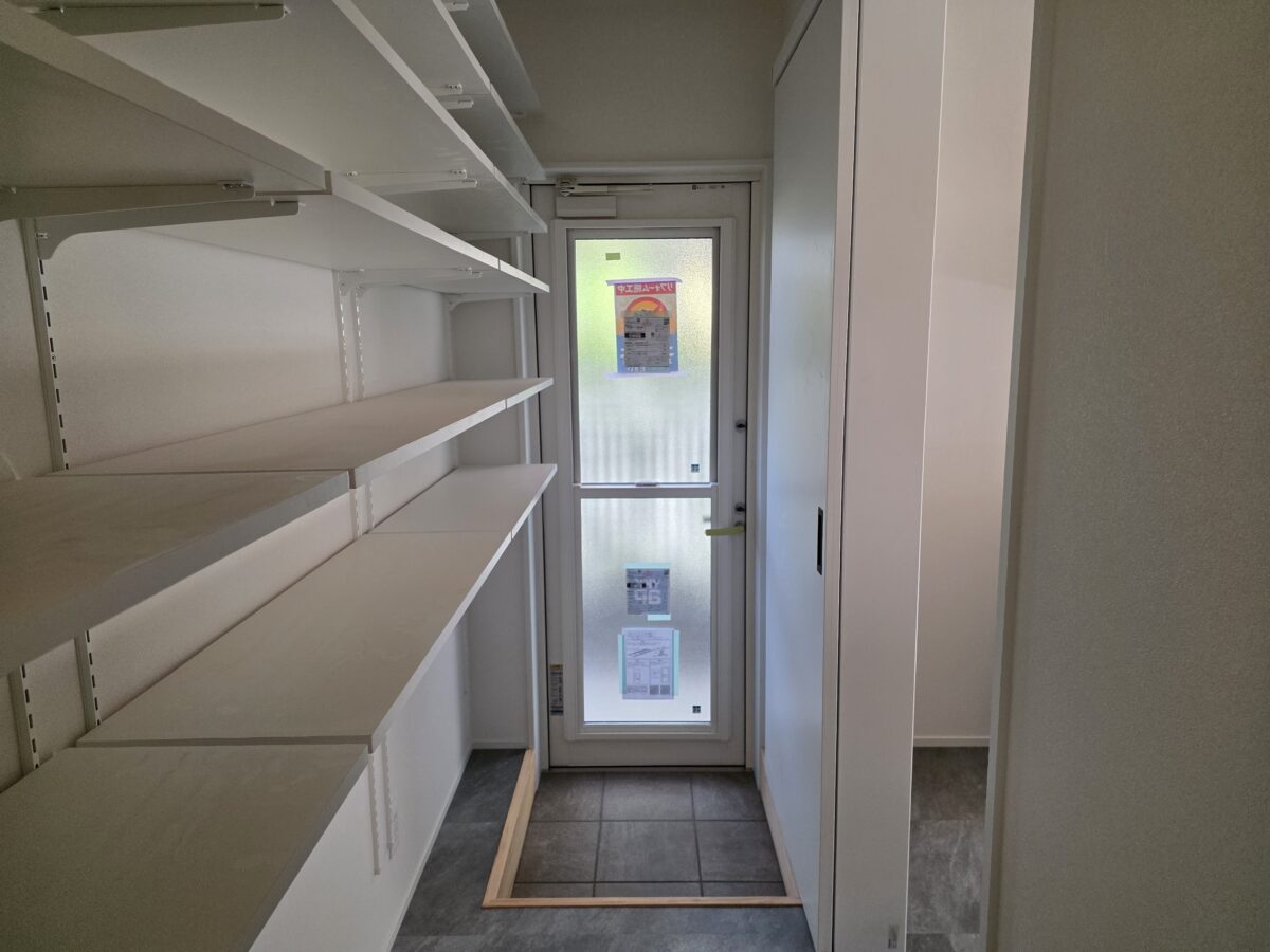 >可動棚のパントリー　写真