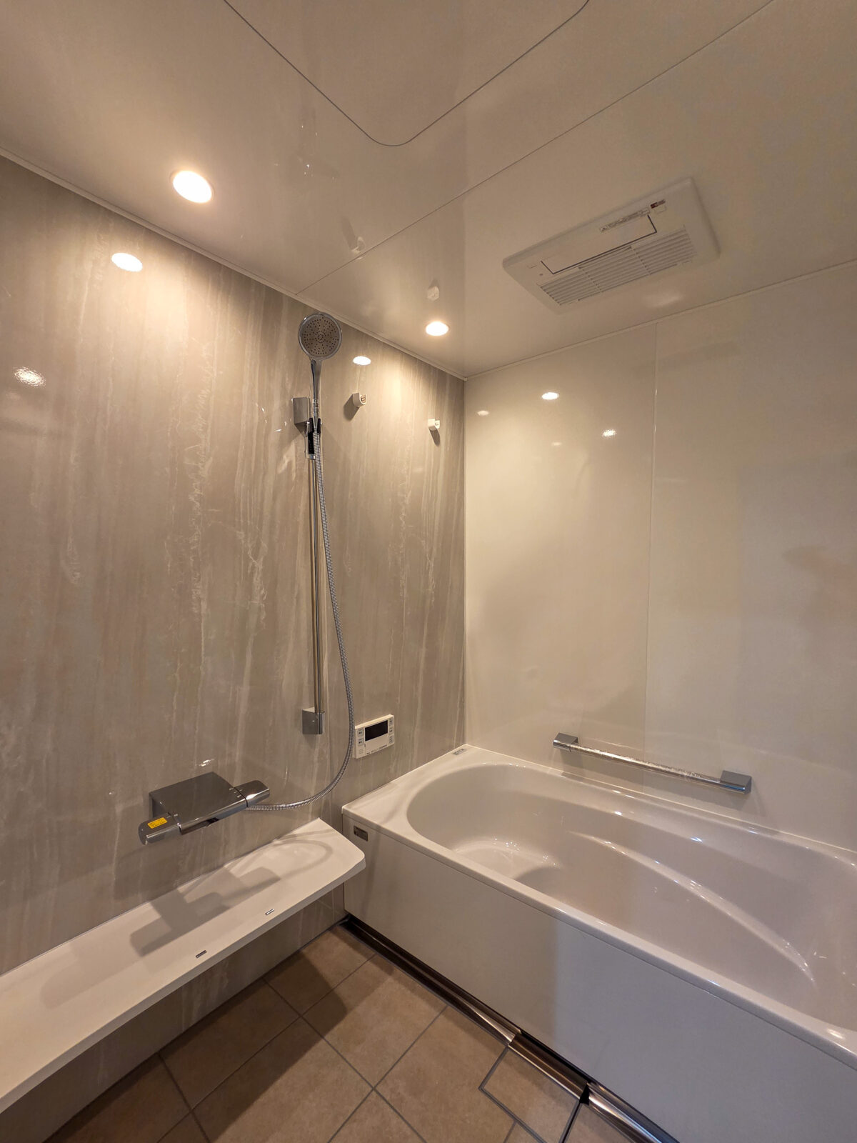 >昔ながらのタイルのお風呂からタカラのユニットバスに変更しました。　写真