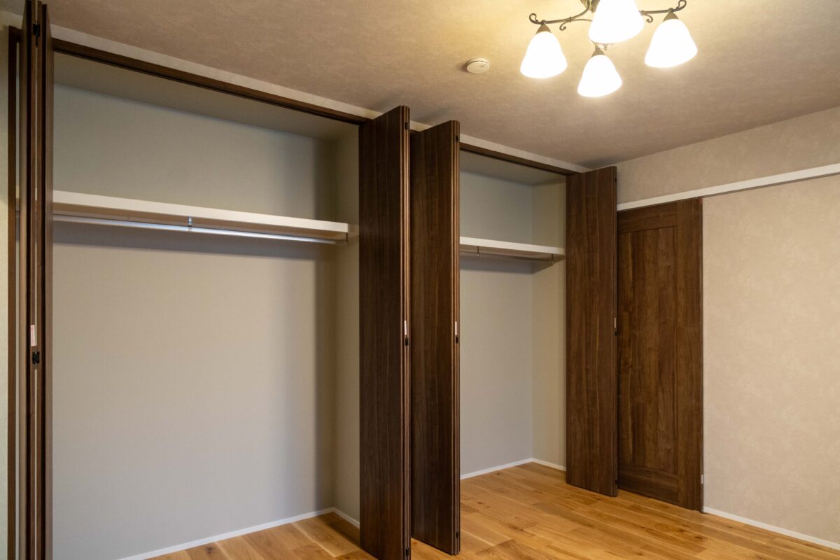 >寝室には大きな収納を設けました。　写真