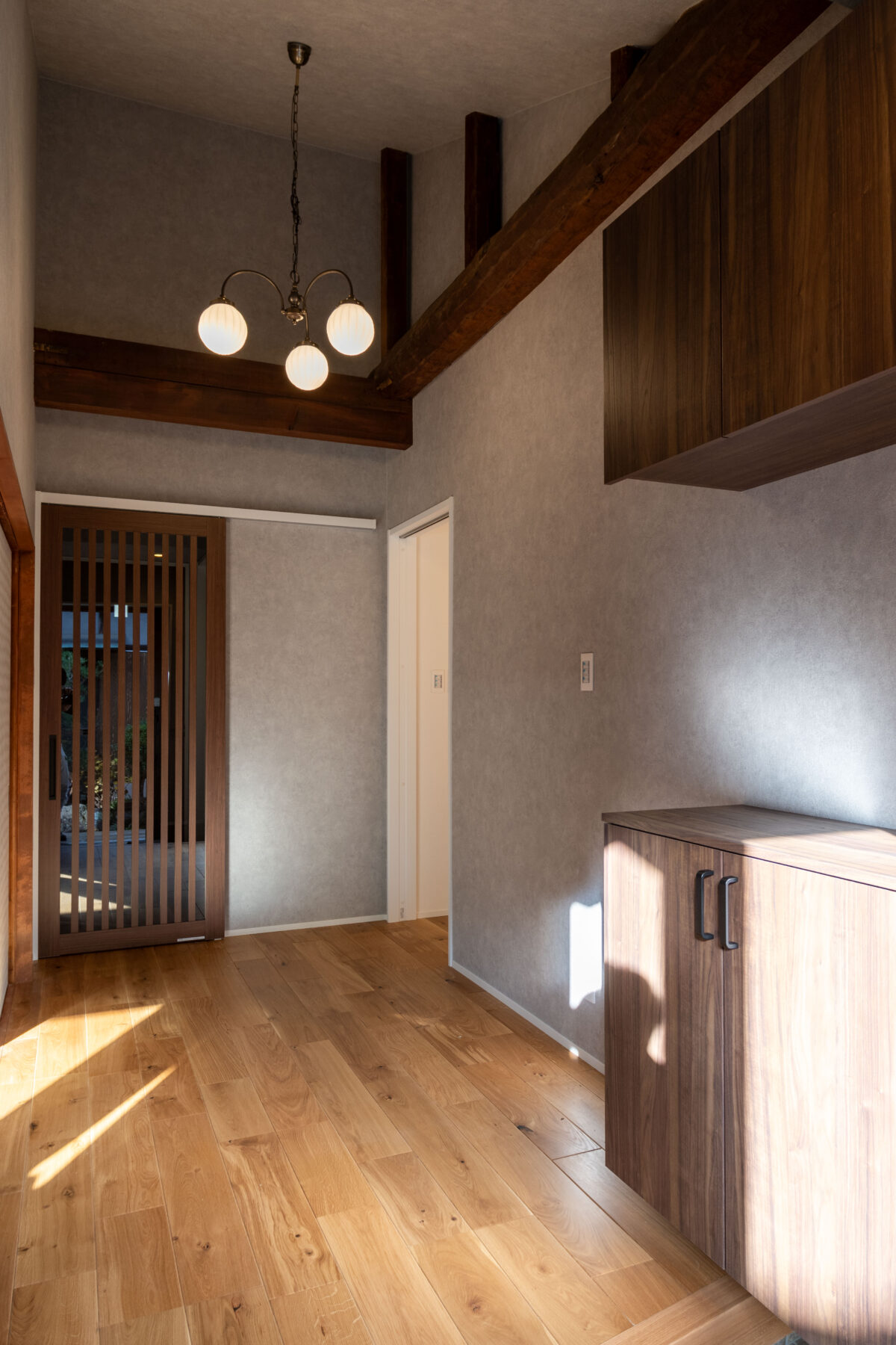 >玄関ホールも勾配天井×梁あらわしとしました。　写真