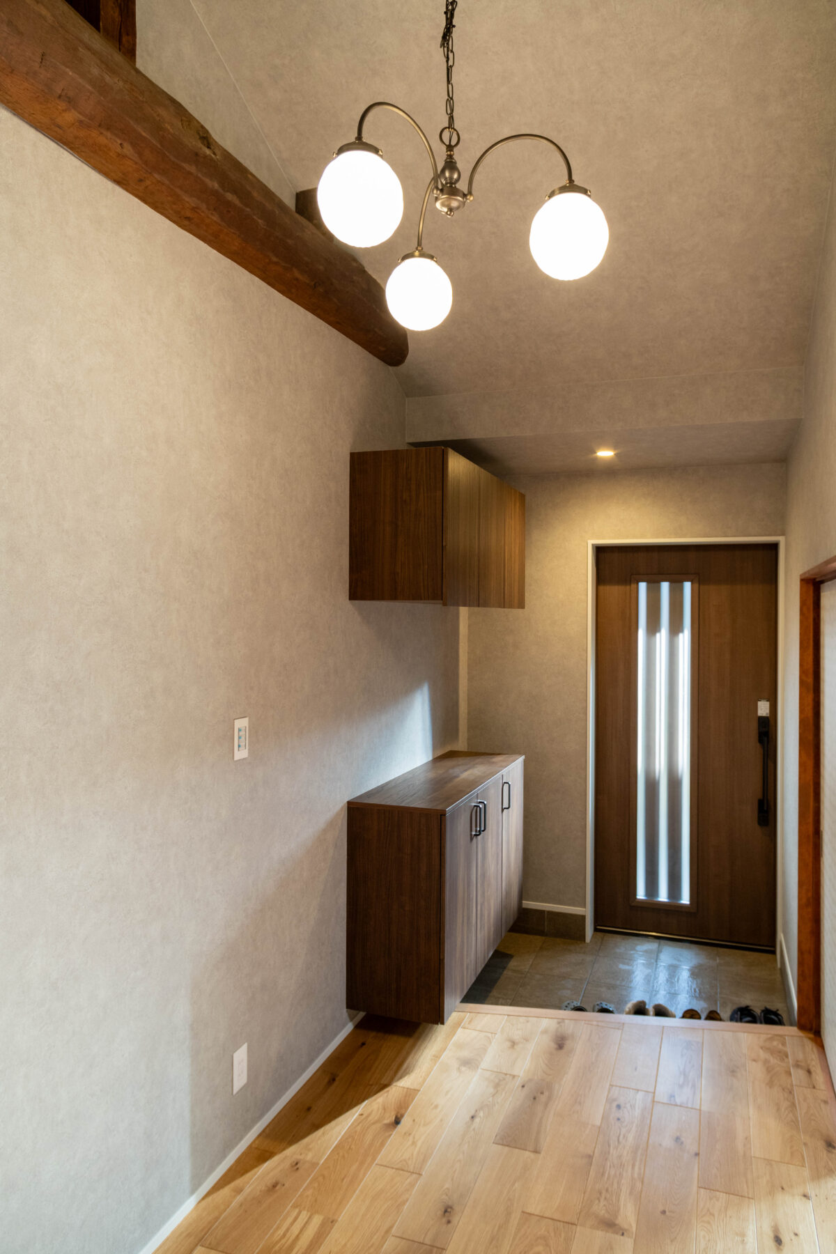 >光が差し込む明るい玄関　写真