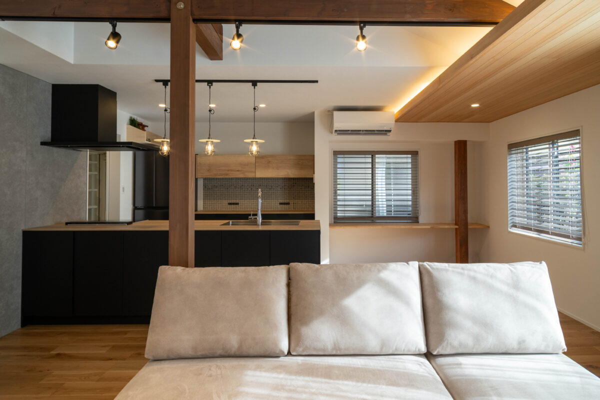 >間接照明が優しく照らすリビング。　写真