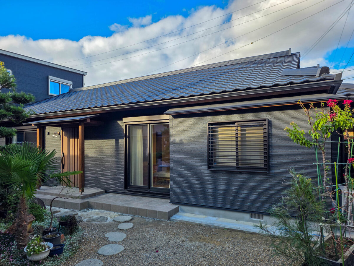 >元々は瓦ぶきの重たい屋根でしたが軽量なKMEWのROOGAを使用し、見た目の重厚感は保ちつつ耐震性を高めました。　写真