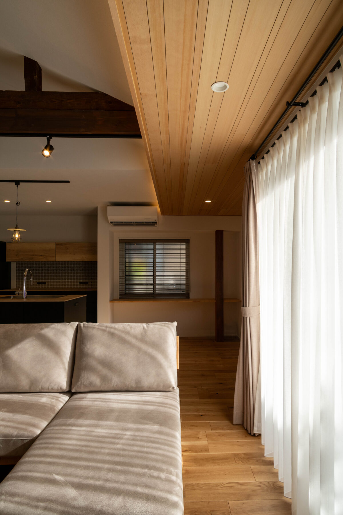 >伸びやかで美しい木目の木質天井。　写真