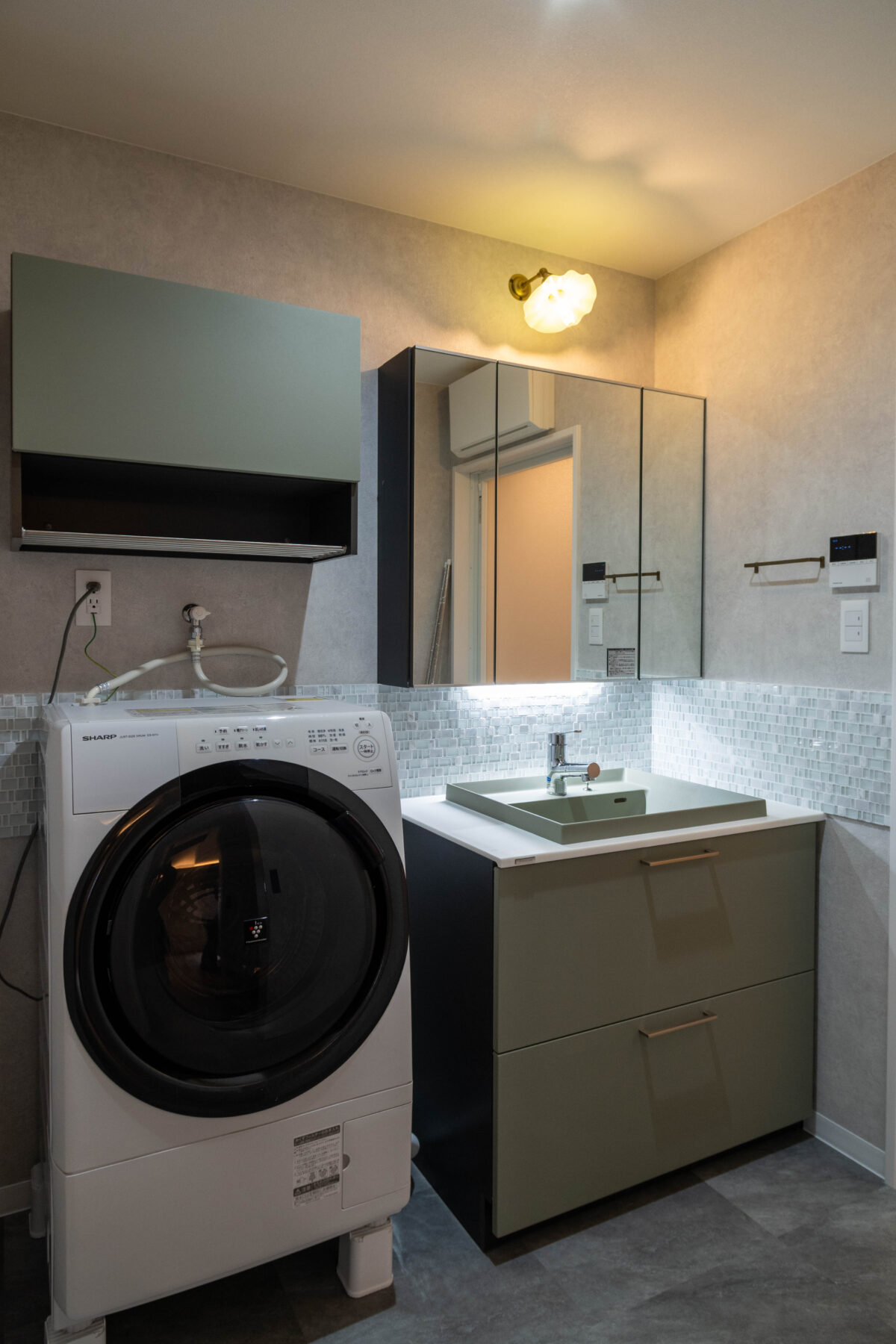 >トクラスの洗面台とアンティークライト　写真